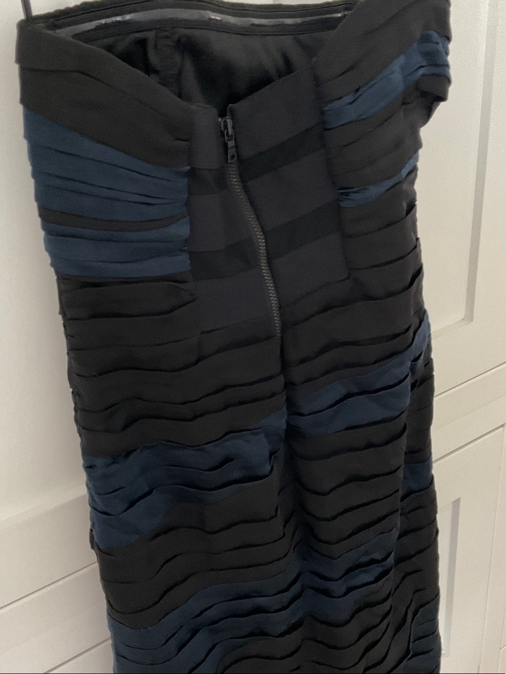 Alice + Olivia Black and Navy Strapless Pleated Silk Dress - Picture 5 of 8